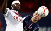 Le duel a �t� acharn� entre les Bordelais de Diabat� et les Parisiens de Jallet. (Reuters)