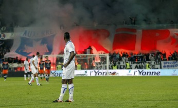 Le comportement des supporters de l'AJA contre Montpellier va sans doute faire tr�s mal au club. (Reuters)